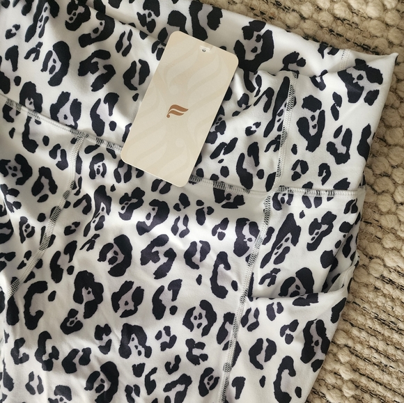 Fabletics, XXL short, oasis pureluxe leopard legging - Picture 4 of 10